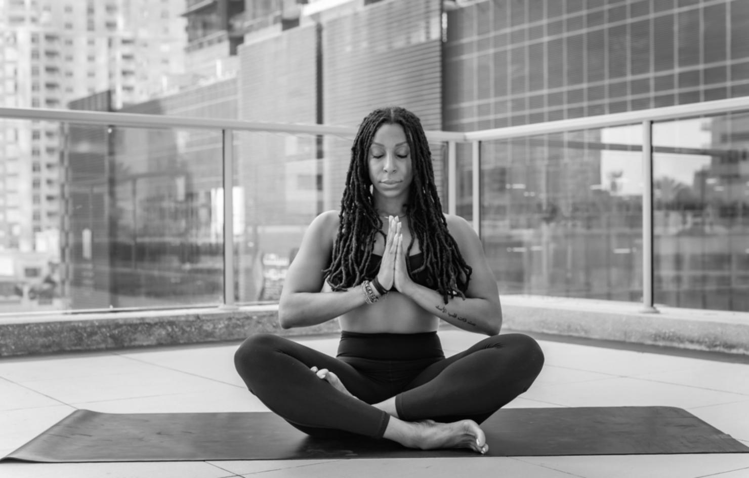 Participant en session de pratique mindful awareness dans notre espace de formation